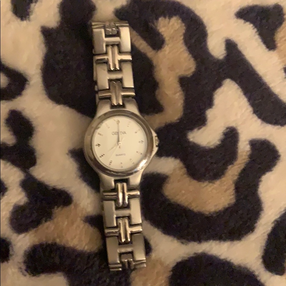 ❤️Free w/Purchase!!Women’s Solid Stainless Steel Geneva Watch❤️